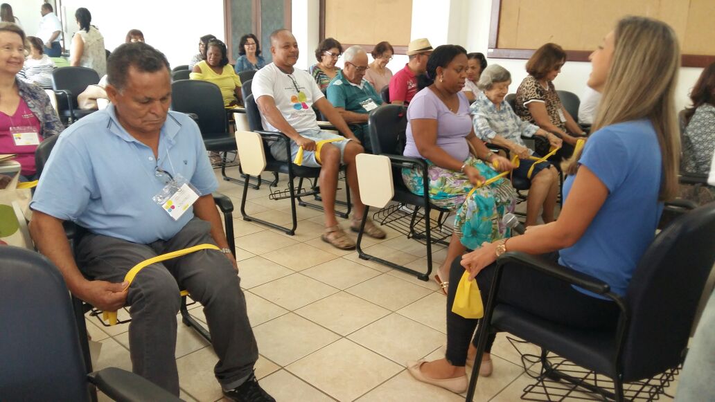 Fisioterapeuta Andréa Bahia realiza exercícios de fortalecimento muscular Foto: Kylyana Queiroz
