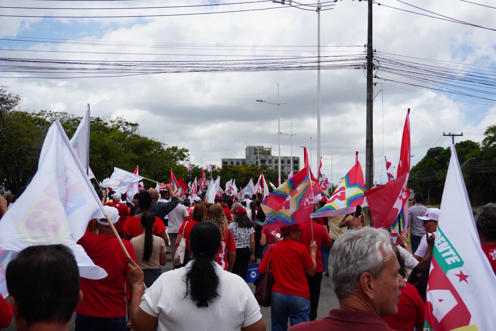 SINTAJ SE UNE À MARCHA PELA DEMOCRACIA DA FETRAB EM SALVADOR EM DEFESA DO SERVIÇO PÚBLICO