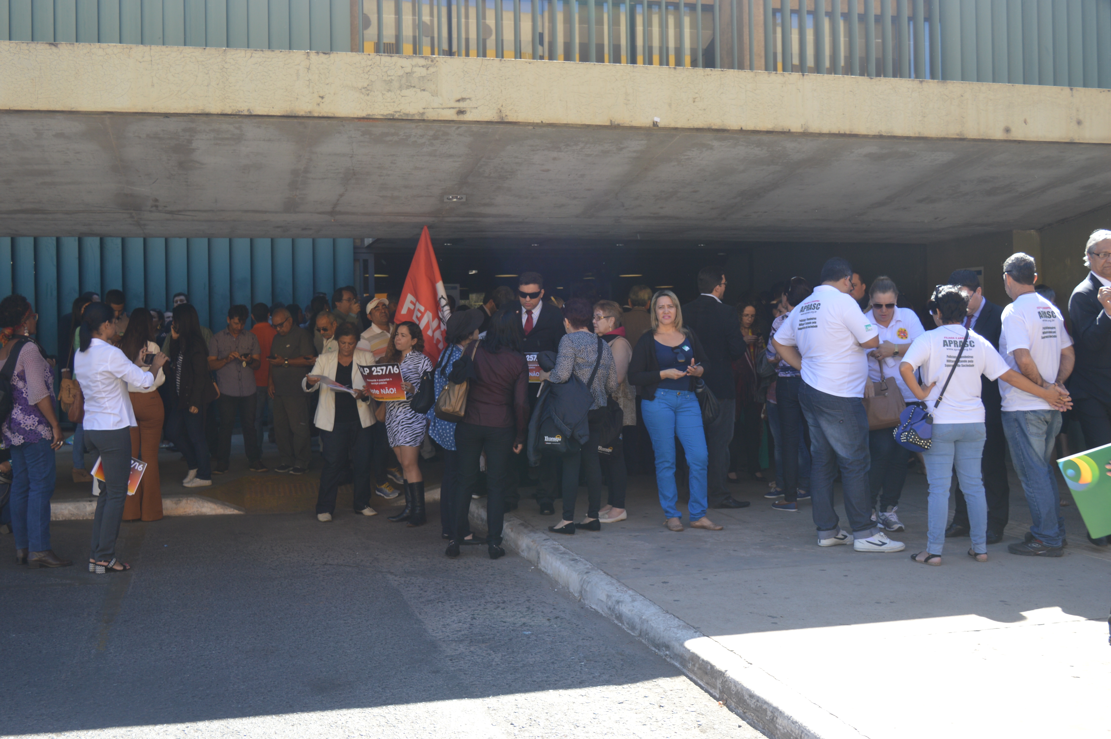 Servidores em protesto do lado de fora da Câmara Foto: Niassa Jamena/Sintaj