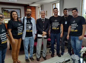 SINTAJ E CATEGORIA ENTREGAM MEMORIAIS A DESEMBARGADORES(AS)