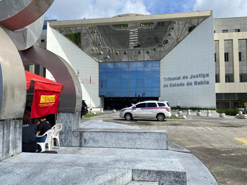 SINTAJ INGRESSA COM MANDADO DE SEGURANÇA CONTRA DECRETO DO TJBA QUE PREVÊ CORTE DE REMUNERAÇÃO DE SERVIDORES EM GREVE